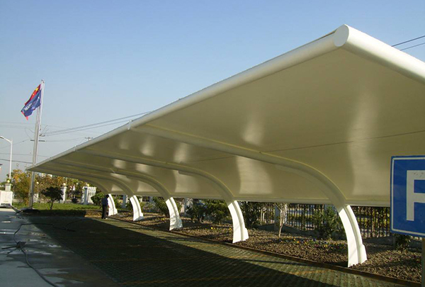 長春膜結(jié)構(gòu)停車棚在哪些方面優(yōu)于傳統(tǒng)車棚呢？