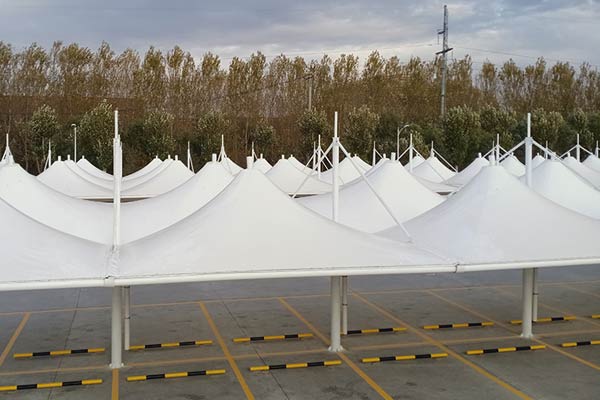 長(zhǎng)春膜結(jié)構(gòu)遮陽雨棚是一種輕質(zhì)、美觀、透光性好的遮陽雨棚