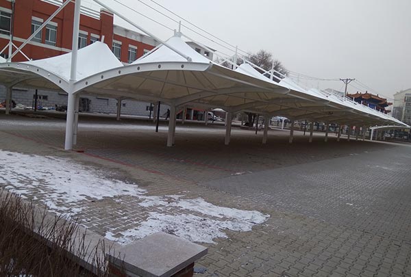 長春膜結(jié)構(gòu)汽車棚造型的特點？