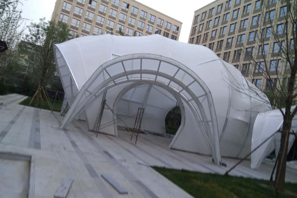 不同搭建方式的長春張拉膜：多樣風(fēng)格與功能解析