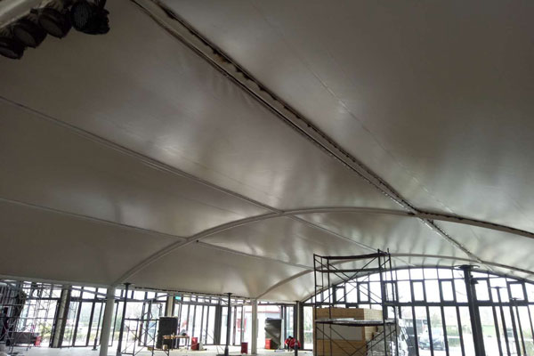 長春膜結(jié)構(gòu)車棚的市場應(yīng)用前景廣闊，綠色建筑新趨勢